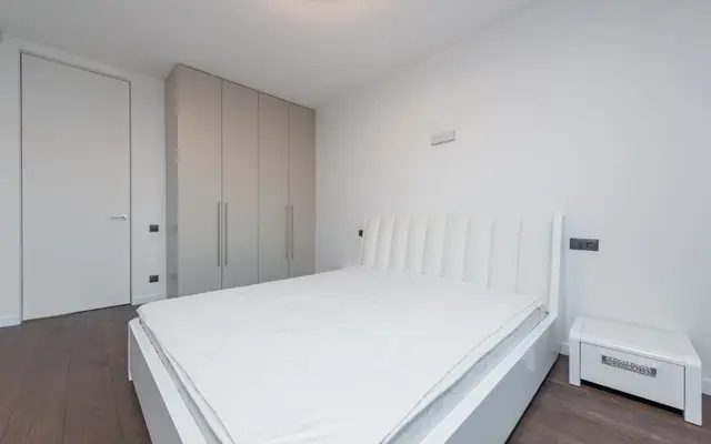 Materac na łóżku w minimalistycznej sypialni