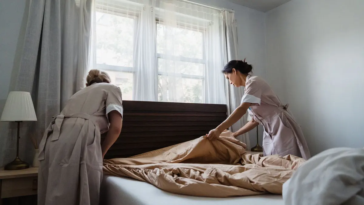 Jak hotel utrzymuje tapicerki między gośćmi?
